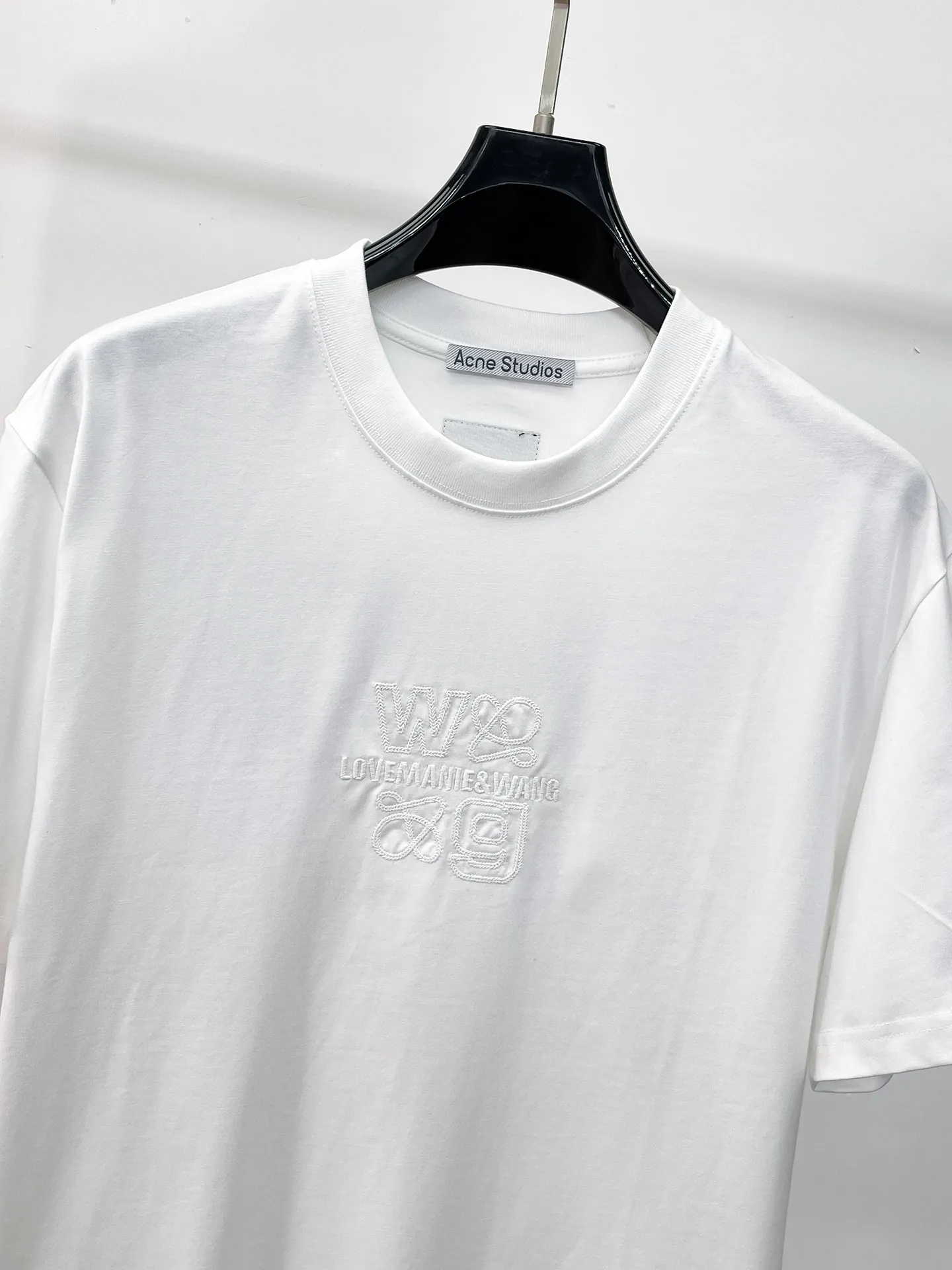 Balenciaga's high-end top-quality products 🐮2026 Spring and Summer New Arrival first counter, the latest New Arrival short-sleeved round neck T-shirt, Premium customized design, avant-garde and fashionable! Brand logo heavy craftsmanship design Premium customized 260g fabric. Soft to the touch. Comfortable to wear. Counter-level exquisite stitching. Fine workmanship. The upper body effect is incomparably handsome! A must-have item for men and women with the same style! Sizes: S~XXL When placing an order, please state your height and weight. The maximum wearing size is 210 pounds (one size larger)